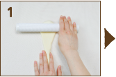 生地の太い方を奥に、細い方を手前にして縦に置き、手前6cm程を残して、しゃもじ形になるよう太い方に向かって麺棒をかけます。