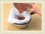 （7）のこし汁を2重にしたこし袋で布ごしし、しっかり水気を絞って「さらしあん」を取り出します
