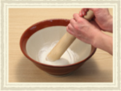 （1）の大和芋を水洗いし、水気を拭き取って、すり鉢ですりおろします