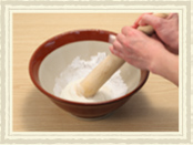 （2）のすり鉢に砂糖を2〜3回に分けて加えながら、すり合わせます