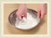 ボールに上用粉を広げて（3）を入れ、少しずつ粉を含ませながら、たたむように混ぜ合わせます