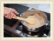 白こしあんを広口の鍋などで加熱し、硬さを調整します（手にべたべたとあんがつかない程度、耳たぶくらいの硬さが目安）。