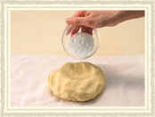 （3）の黄味あんに上用粉を加えて混ぜ合わせます。混ぜ終えたら、黄味あんの生地を20等分（1個25g）します。