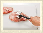 豚ロースは、筋きりをして肉をたたき軟らかくした後、形を整え、塩、こしょうをまぶします。
