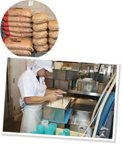 大豆は品種だけでなく産地にもこだわり、福岡県産と三重県産を使用。５秒以内で豆乳とにがりを均一に混ぜる絹豆腐の“にがり寄せ”作業はまさに真剣勝負。