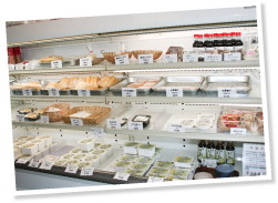 工場に併設されている直販店では、豆腐や揚げ、ゆばなど、近藤豆腐店自慢の商品を購入できる。