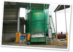 コンポストは合計4台で最大約200トン処理できる。急速乾燥することで湿度30%前後のたい肥になる。