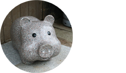 トヨタファームの事務所前で出迎えてくれる豚の石像。ふっくらとした顔がかわいい。