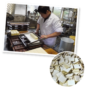 薄くスライスした豆腐は専用の冷凍庫で氷温熟成。マイナス3度からマイナス12度を行ったり来たりさせて2週間経つと、均一に「す」が入ってスポンジ状になる。
